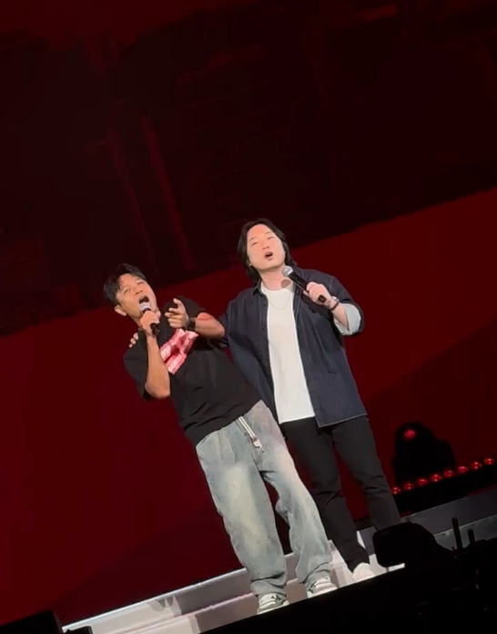 Jimmy O. Yang尾場加演「歐陽曼聯」,邀李克勤驚喜合唱《紅日》。
