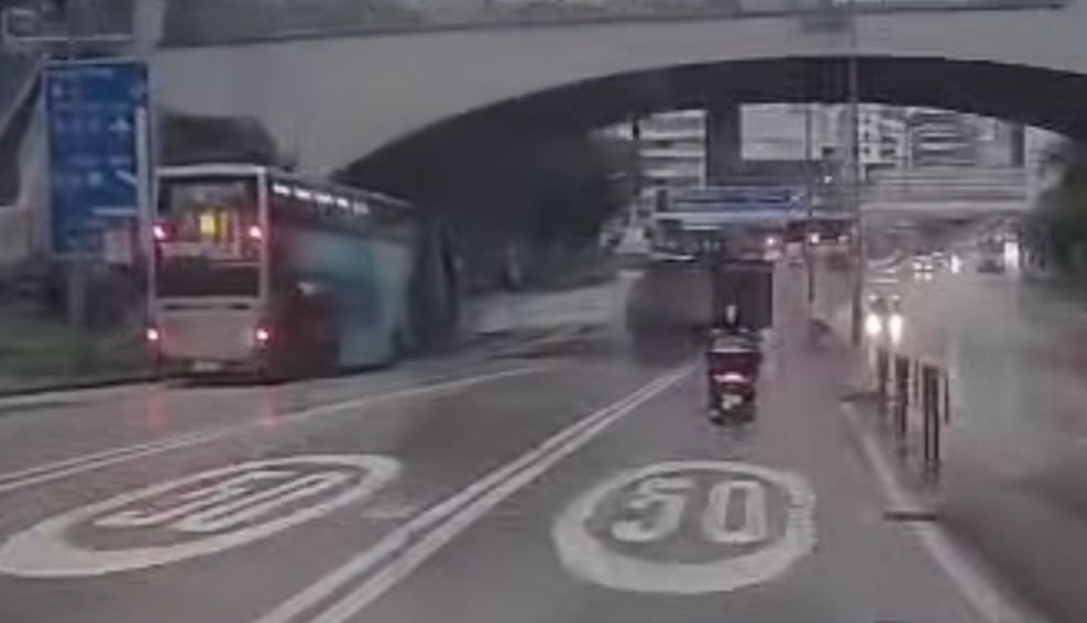 中型貨車剷上行人路,撞毀巴士站。(車cam L (香港群組) @FB)