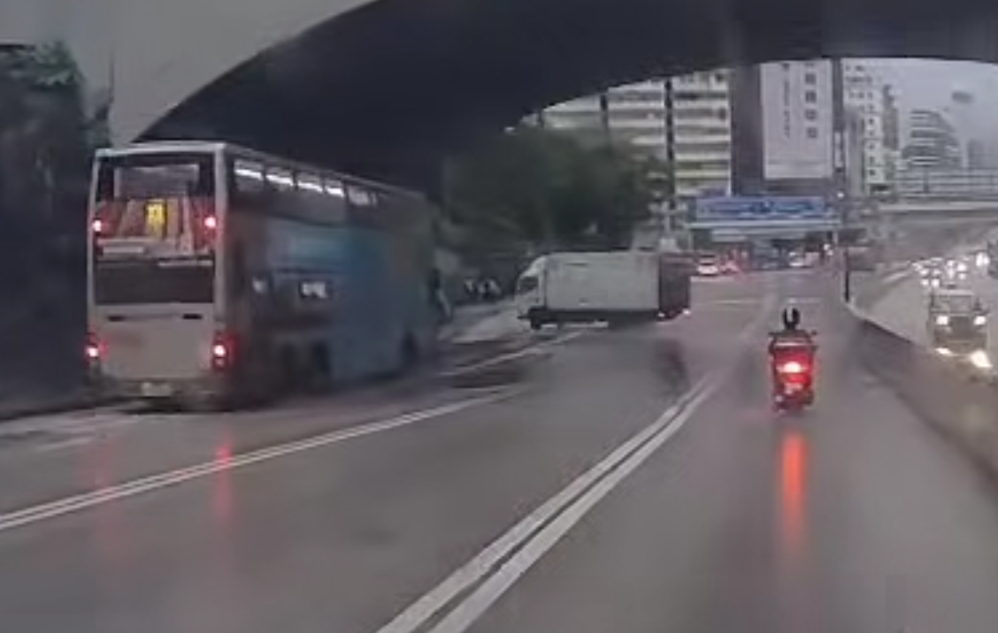 中型貨車剷上行人路,撞毀巴士站。(車cam L (香港群組) @FB)