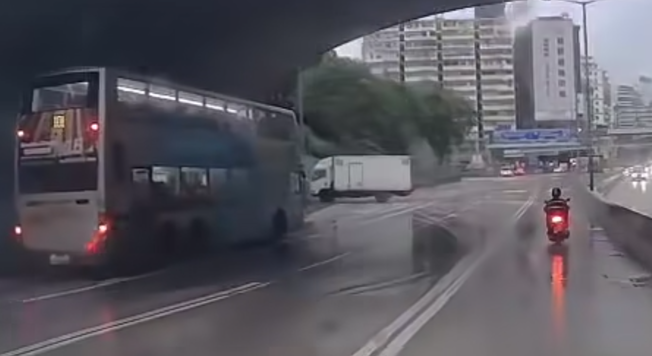 中型貨車剷上行人路,撞毀巴士站。(車cam L (香港群組) @FB)