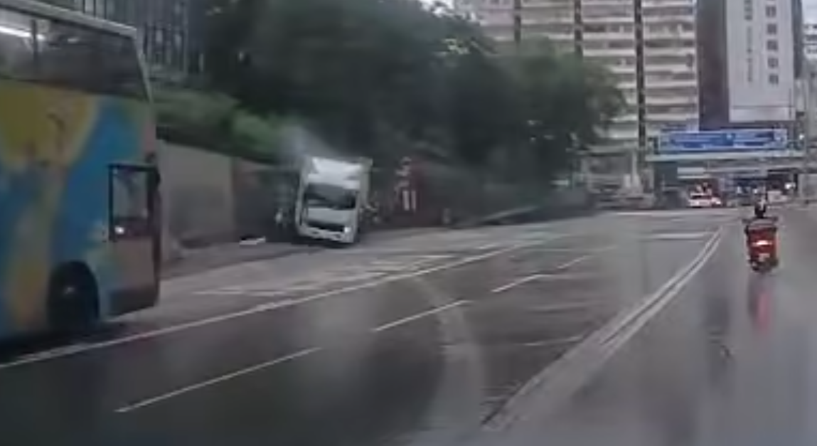 中型貨車剷上行人路,撞毀巴士站。(車cam L (香港群組) @FB)