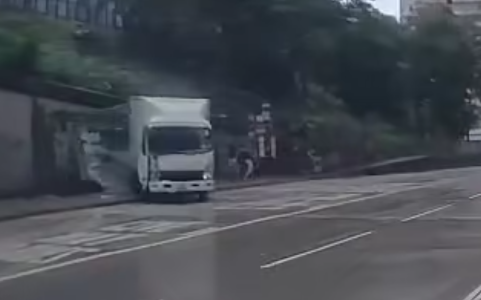 中型貨車剷上行人路,撞毀巴士站。(車cam L (香港群組) @FB)
