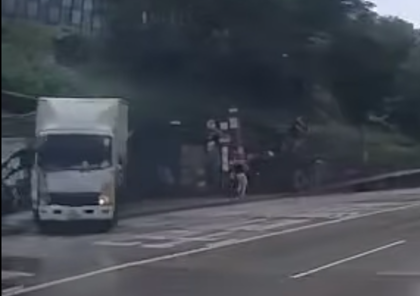 中型貨車剷上行人路,撞毀巴士站。(車cam L (香港群組) @FB)