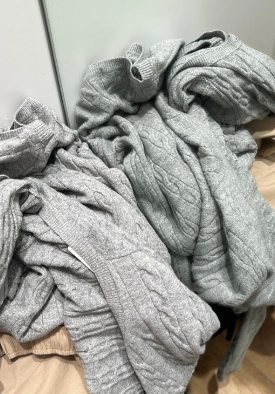 有內地網民指出,內地Uniqlo的鏡子好像自帶「濾鏡」效果。(互聯網)