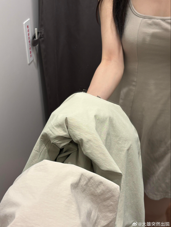 有內地網民指出,內地Uniqlo的鏡子好像自帶「濾鏡」效果。(互聯網)