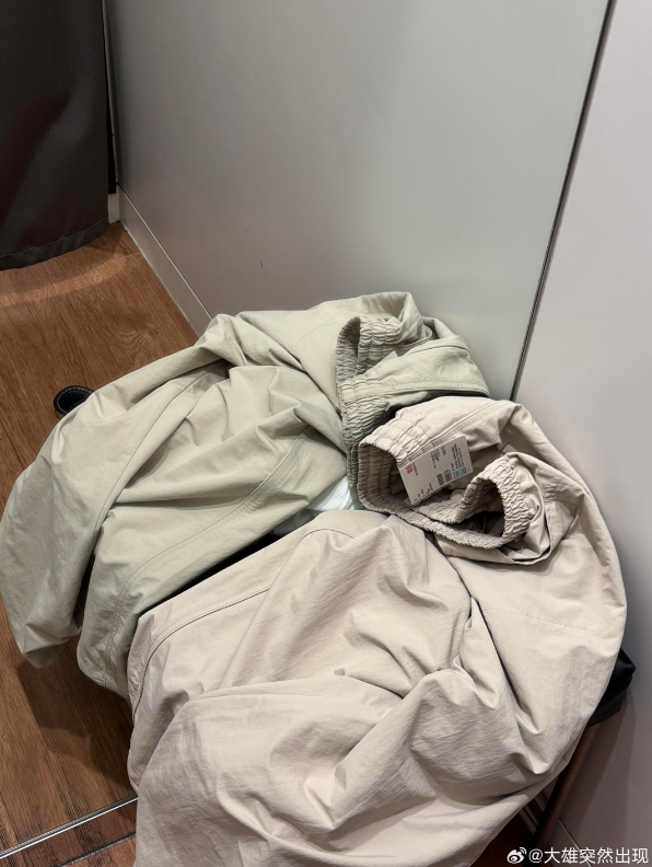 有內地網民指出,內地Uniqlo的鏡子好像自帶「濾鏡」效果。(互聯網)