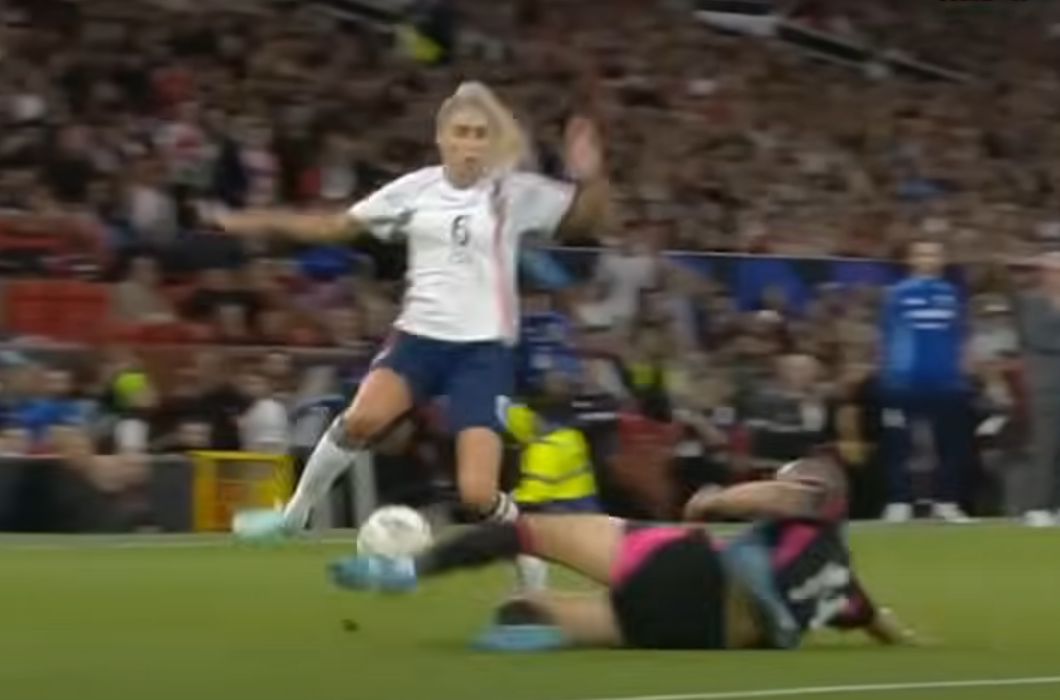 邦路斯慈善賽剷跌女足球員。(影片截圖)