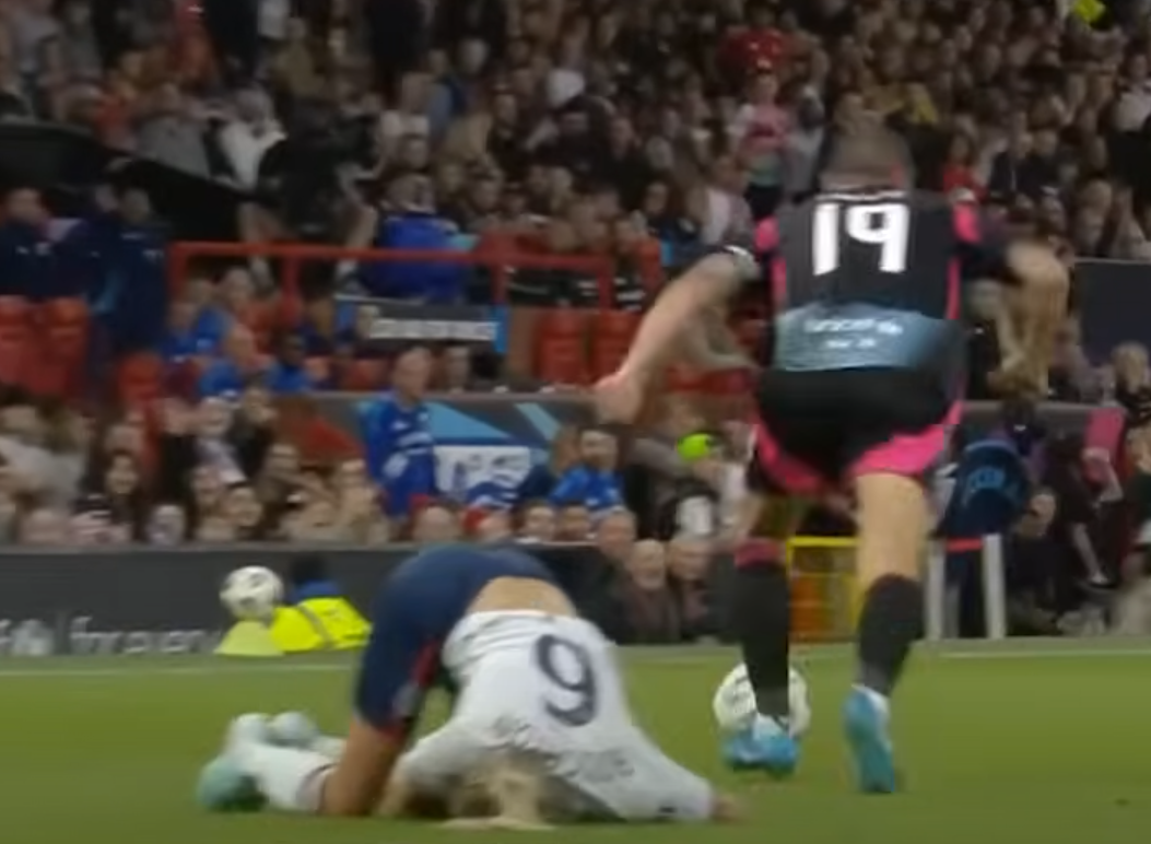 邦路斯慈善賽剷跌女足球員。(影片截圖)