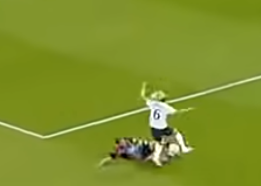 邦路斯慈善賽剷跌女足球員。(影片截圖)