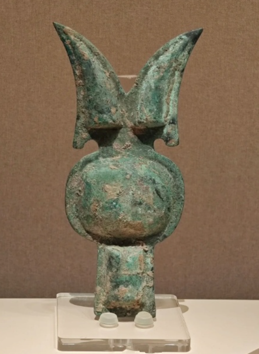 中國潮流毛絨玩具Labubu風靡全球,有內地網民周一(16日)發文稱,河南洛陽博物館內一件東周青銅器展品,外形酷似Labubu,引發社交平台熱議。據介紹,該件青銅器展品名為「銅當盧」,年代為春秋(公元前770年-公元前476年),距今已有2000多年歷史。