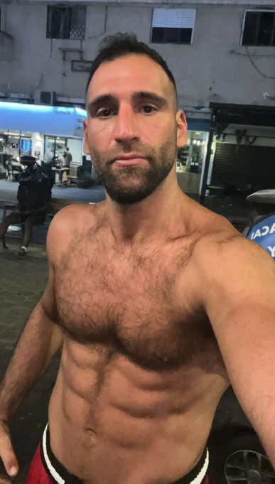 以色列與伊朗近日爆發軍事衝突,一名以色列男子挺身衝入一棟搖搖欲墜的建築,救出一對受困的老夫妻,而他擁有一身結實肌肉,照片曝光後成網上紅人。