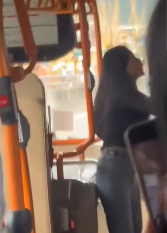 網上熱話|失常女子大鬧機場巴士 爬行李架又跳舞 中年漢仗義制止 (@fb Sam Hk影片截圖)