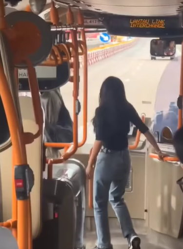 網上熱話|失常女子大鬧機場巴士 爬行李架又跳舞 中年漢仗義制止 (@fb Sam Hk影片截圖)