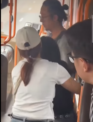 網上熱話|失常女子大鬧機場巴士 爬行李架又跳舞 中年漢仗義制止 (@fb Sam Hk影片截圖)