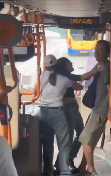 網上熱話|失常女子大鬧機場巴士 爬行李架又跳舞 中年漢仗義制止 (@fb Sam Hk影片截圖)