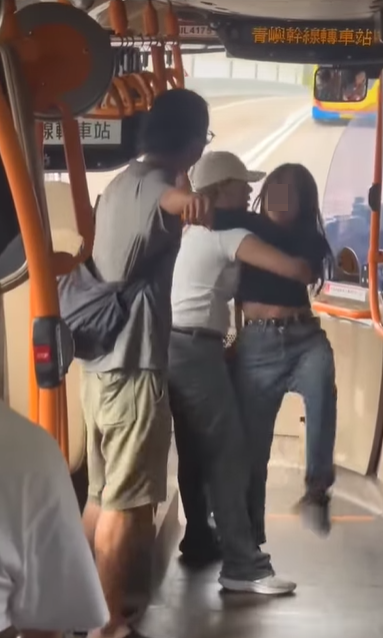 網上熱話|失常女子大鬧機場巴士 爬行李架又跳舞 中年漢仗義制止 (@fb Sam Hk影片截圖)