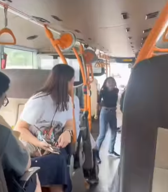 網上熱話|失常女子大鬧機場巴士 爬行李架又跳舞 中年漢仗義制止 (@fb Sam Hk影片截圖)