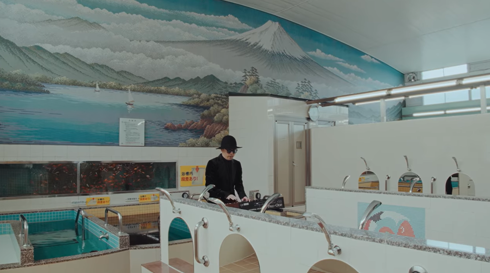 《GAME START》的MV由Jimmy Ming Shum操刀。