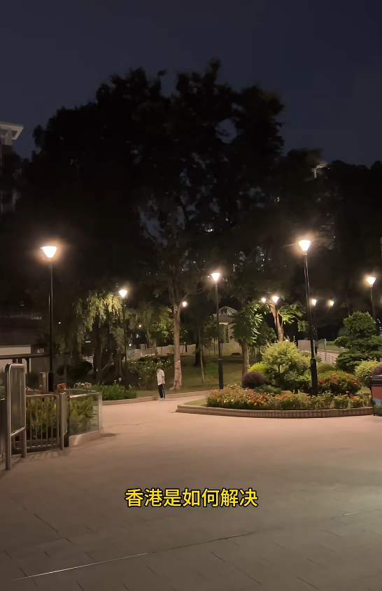 有內地旅客在香港發現公園幾乎沒有廣場舞,認為因港府設有罰則,如在遊樂場音樂活動擾民可罰款1萬港元及監禁14日。(小紅書)