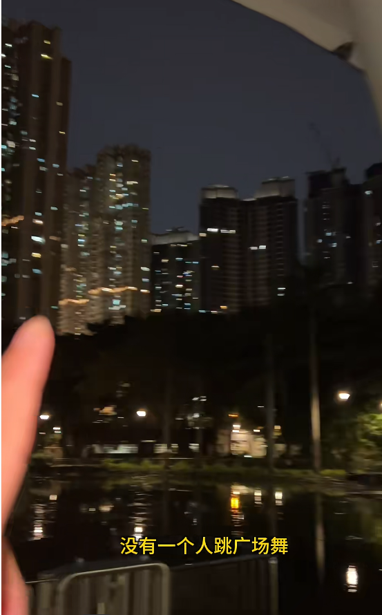 有內地旅客在香港發現公園幾乎沒有廣場舞,認為因港府設有罰則,如在遊樂場音樂活動擾民可罰款1萬港元及監禁14日。(小紅書)