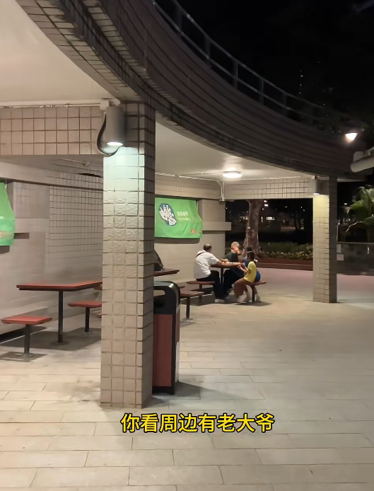 有內地旅客在香港發現公園幾乎沒有廣場舞,認為因港府設有罰則,如在遊樂場音樂活動擾民可罰款1萬港元及監禁14日。(小紅書)