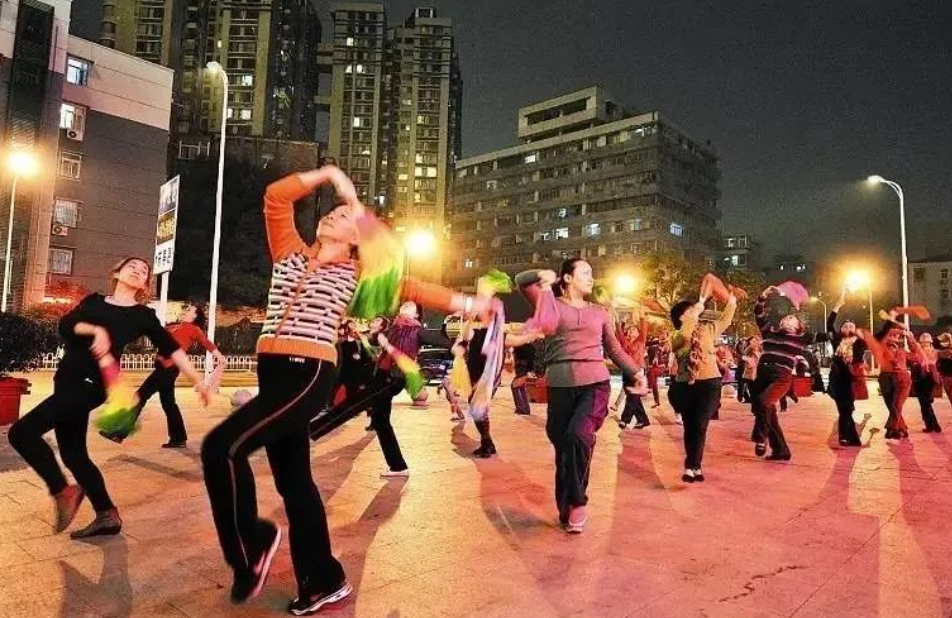 內地不少中老年人習慣在廣場、公園空地等公共空間,以健身為目的進行舞蹈活動,不過就常因音量過大而引發擾民問題。(網上圖片)