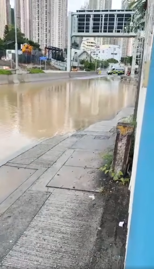油塘茶果嶺道爆水管,往觀塘近藍田交匯處全線封閉。(香港公共交通智庫)