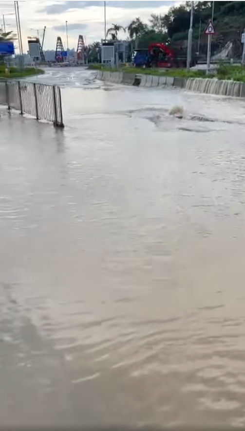 大量黃泥水湧出地面。(香港公共交通智庫)