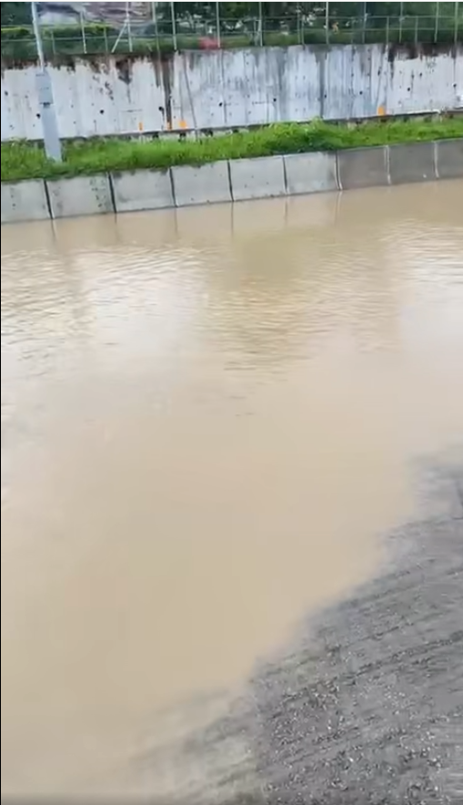 油塘茶果嶺道爆水管,往觀塘近藍田交匯處全線封閉。(香港公共交通智庫)