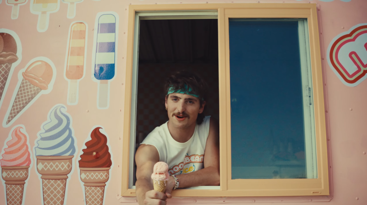 Benson Boone推出新曲《Mr. Electric Blue》MV。