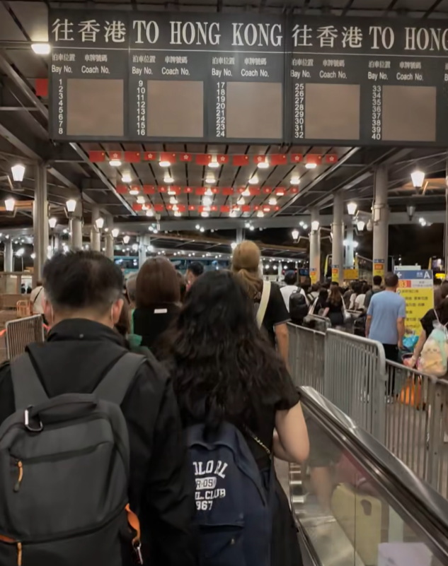 深圳灣口岸湧現回港潮,大排長龍。(facebook)