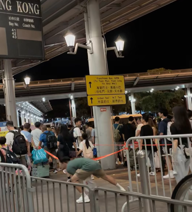 深圳灣口岸湧現回港潮,大排長龍。(facebook)