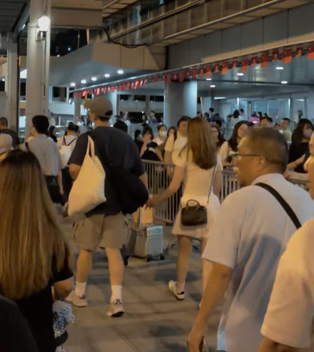 深圳灣口岸湧現回港潮,大排長龍。(facebook)