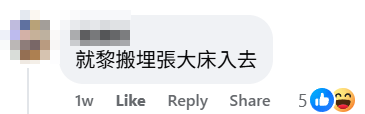 有網民在港鐵看到車廂車門旁擺着白色雲石紋茶几,帖文引起熱議(facebook群組「車cam L(香港群組)」)