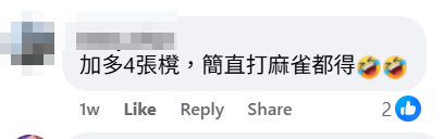 有網民在港鐵看到車廂車門旁擺着白色雲石紋茶几,帖文引起熱議(facebook群組「車cam L(香港群組)」)