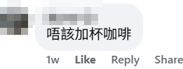 有網民在港鐵看到車廂車門旁擺着白色雲石紋茶几,帖文引起熱議(facebook群組「車cam L(香港群組)」)
