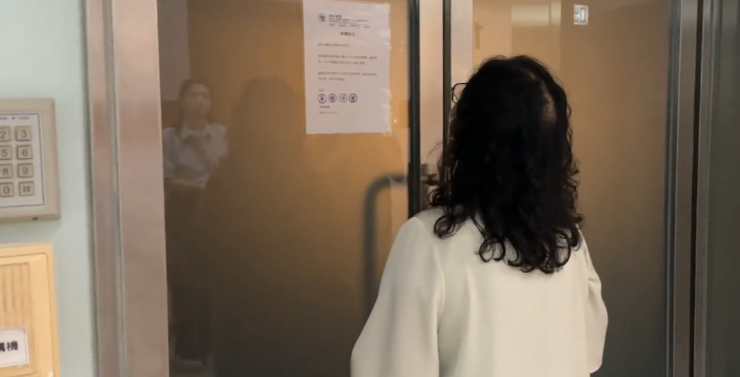 大班麵包西餅全線停業。位於新蒲崗的總部辦公室有職員嘗試憑證件進入,但未能成功。(有線新聞畫面)