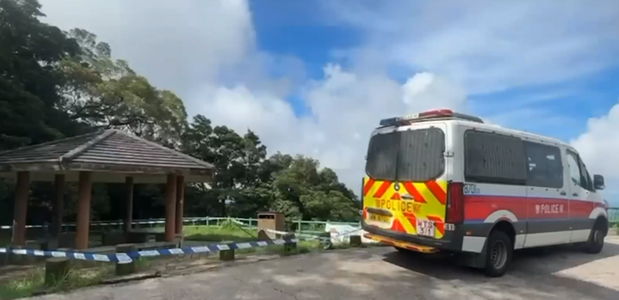 一名男子報稱在飛鵝山遇劫受傷,警方昨圍封現場調查(有線新聞畫面)