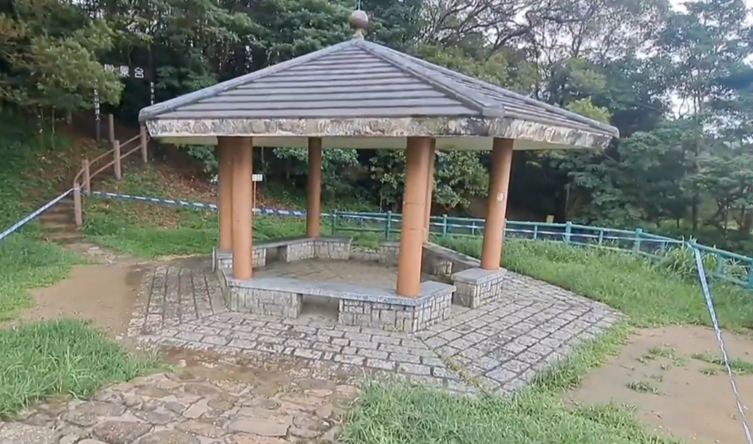 一名男子報稱在飛鵝山遇劫受傷,警方昨圍封現場調查(有線新聞畫面)