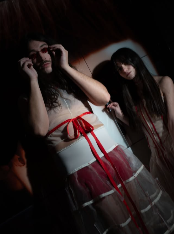 艾薩米勒(Ezra Miller)向來形象前衛,留長髮的他不時穿裙子示人。