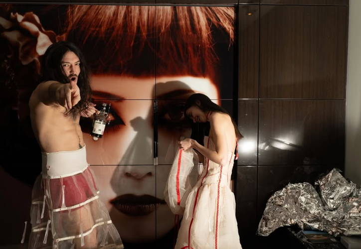 艾薩米勒(Ezra Miller)向來形象前衛,留長髮的他不時穿裙子示人。