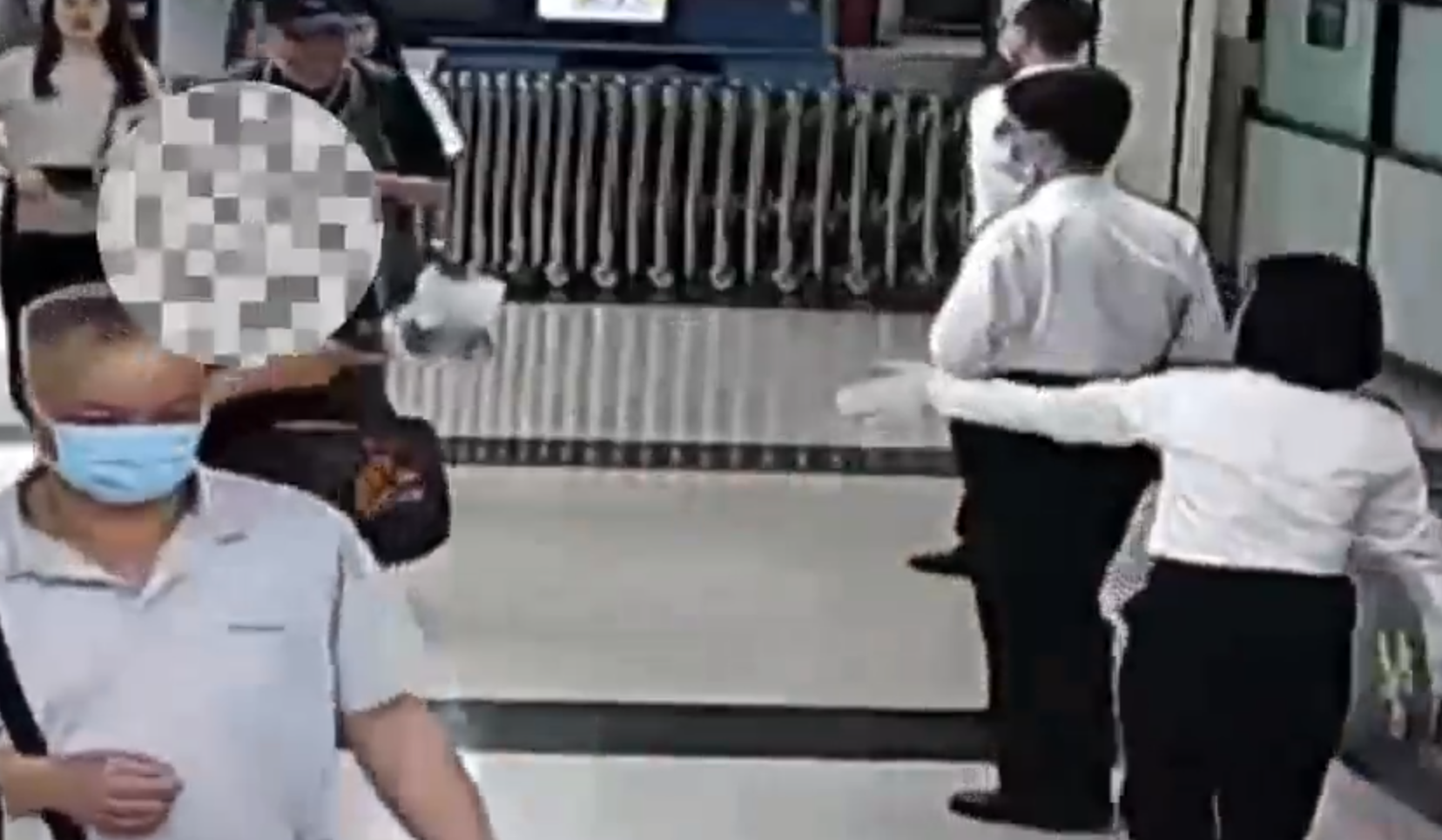 深圳羅湖海關查獲有旅客在身上藏匿114.2萬港元,企圖入境香港。(內地海關總署)