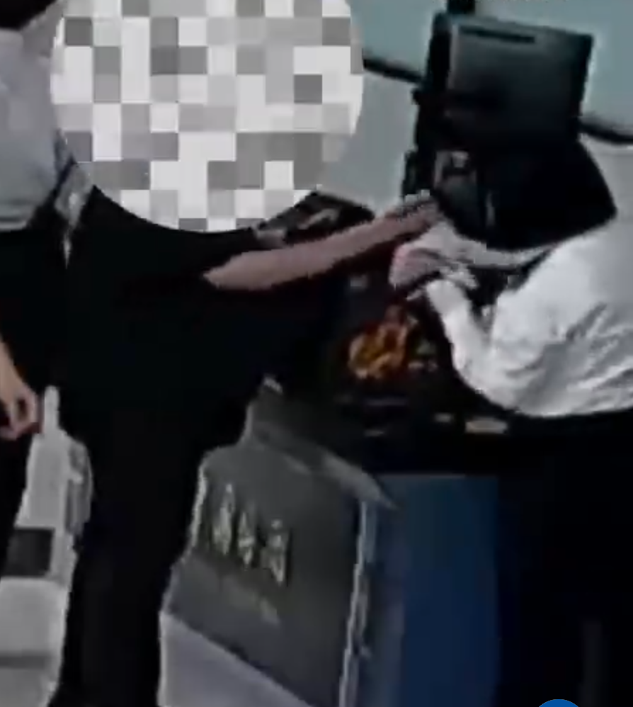 深圳羅湖海關查獲有旅客在身上藏匿114.2萬港元,企圖入境香港。(內地海關總署)