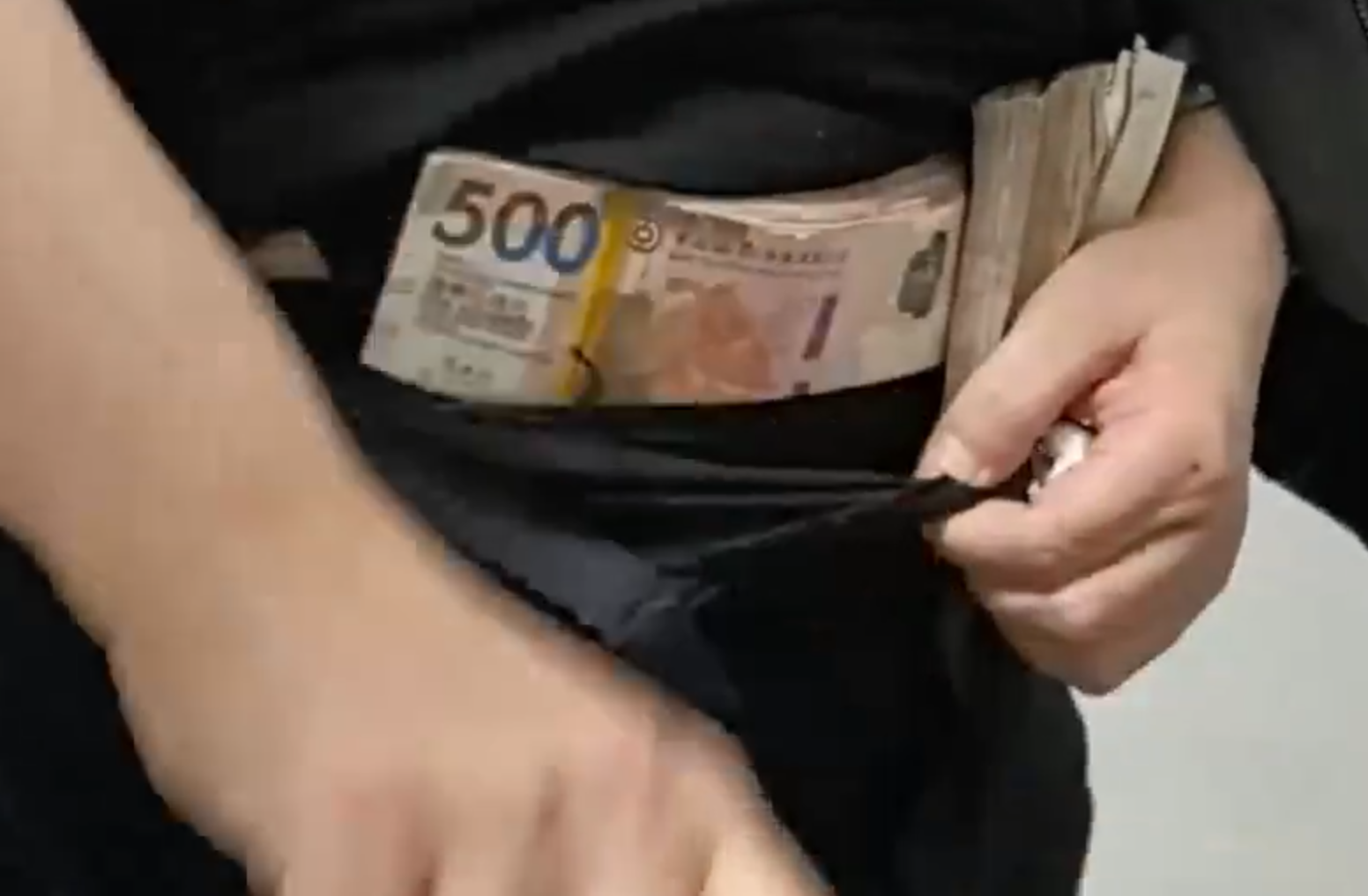 深圳羅湖海關查獲有旅客在身上藏匿114.2萬港元,企圖入境香港。(內地海關總署)