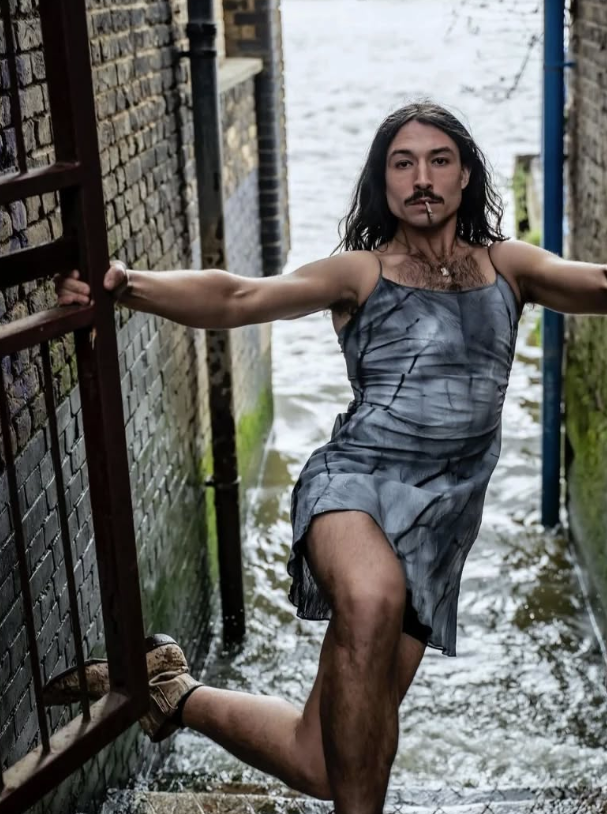 艾薩米勒(Ezra Miller)不時以長髮留鬚look穿裙子形象示人。