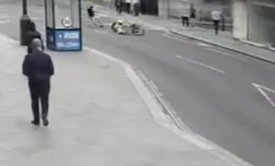 途人合力阻截偷手機賊。(互聯網)