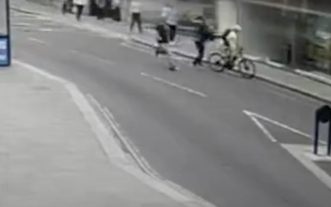 途人合力阻截偷手機賊。(互聯網)