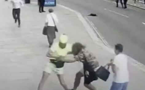 途人合力阻截偷手機賊。(互聯網)