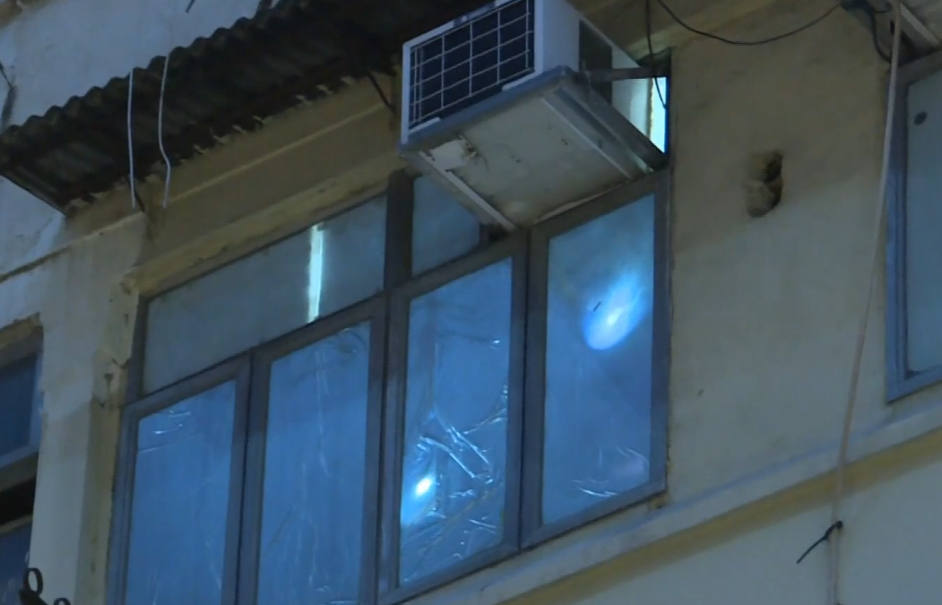 警方重案組及鑑證科到長沙灣青山道一幢唐樓調查一宗失蹤人口案件。(有線新聞畫面)