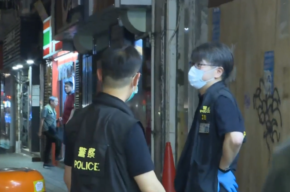 警方重案組及鑑證科到長沙灣青山道一幢唐樓調查一宗失蹤人口案件。(有線新聞畫面)